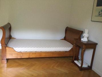 Eénpersoonsbed mahonie, latoflex bodem, matras en nachtkast beschikbaar voor biedingen