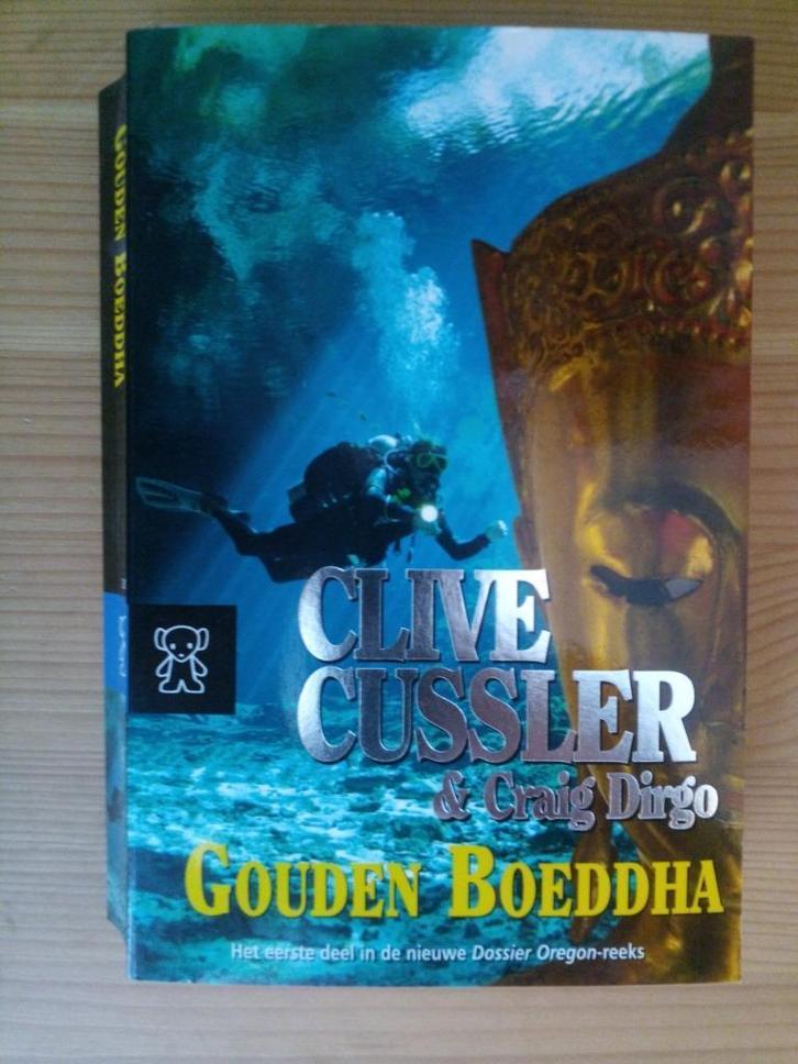 Clive Cussler - Gouden boeddha (Juan Cabrillo avontuur), Boeken, Thrillers, Gelezen, Amerika, Ophalen of Verzenden