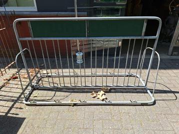 oude fietsrek van cafe beschikbaar voor biedingen