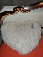 Cadeau coussin "Coeur" blanc NEUF 30 x 45 cm, Maison & Meubles, Accessoires pour la Maison | Coussins, Enlèvement ou Envoi, Neuf