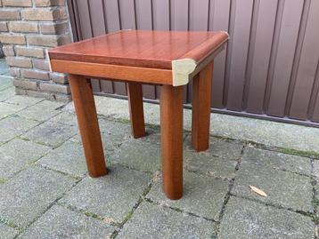 Vierkant, stevig houten tafeltje. beschikbaar voor biedingen