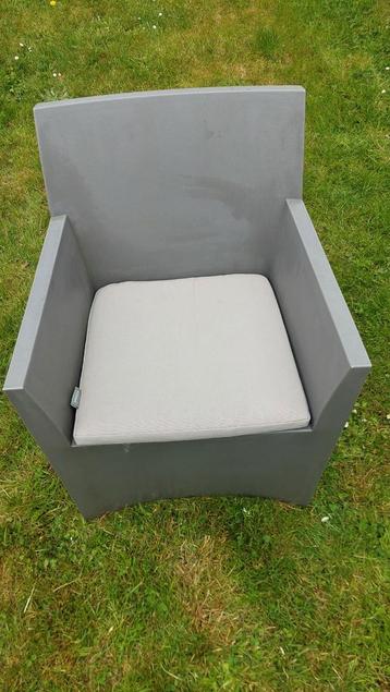 Moderne tuinstoel van betonlook met kussen – strak design
 beschikbaar voor biedingen