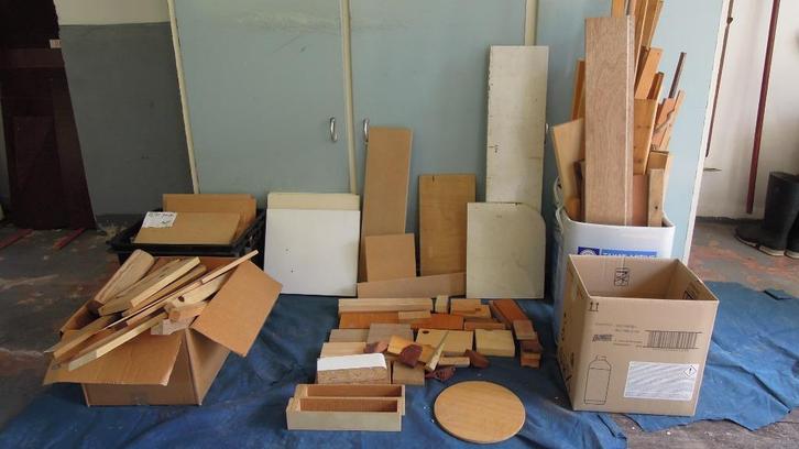 poppenhuis & meubels maken: overschotten massief hout, mdf, Verzamelen, Poppenhuizen en Toebehoren, Poppenhuis, Ophalen