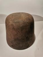 Forma à chapeaux en bois, Envoi