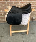 Springzadel Ikonic 17,5 inch - nieuwstaat, Animaux & Accessoires, Chevaux & Poneys | Brides & Harnachement, Enlèvement ou Envoi