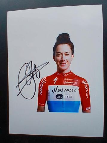 Gesigneerde foto van Christine Majerus. beschikbaar voor biedingen