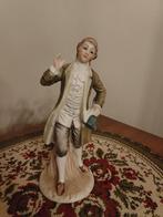 Porseleinen beeldje: man in historische kleding., Antiek en Kunst, Antiek | Porselein, Ophalen