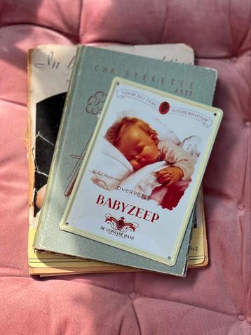 2 oude baby boekes en een zeep  ijzer zeep plakaatje beschikbaar voor biedingen