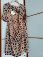 klassiek kleedje met een mooi accent op de mouwen., Kleding | Dames, Jurken, Ophalen of Verzenden, Nieuw, Maat 38/40 (M), Bruin