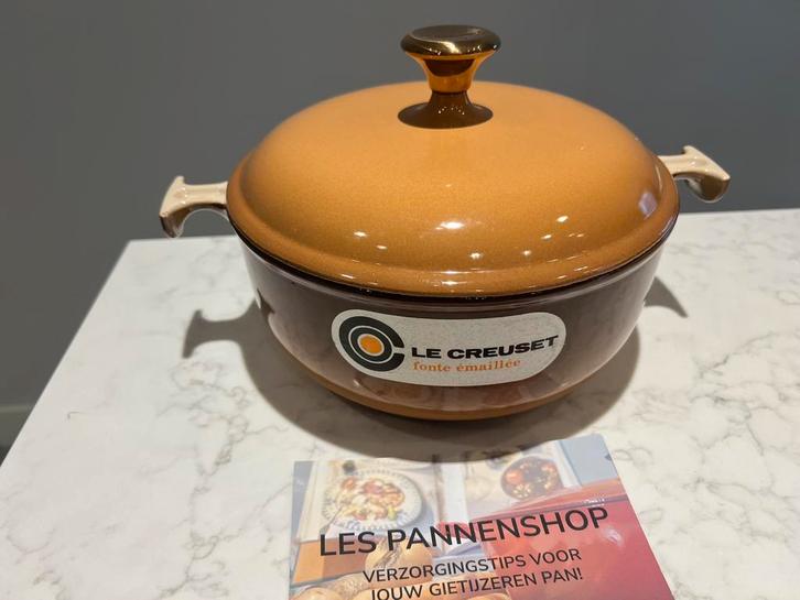 Le Creuset La Mama Hazelnoot rond 23 cm in nieuwstaat, Huis en Inrichting, Keuken | Potten en Pannen, Nieuw, Koekenpan of Braadpan