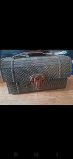 Oude gekookte kartonnen koffer, Gebruikt