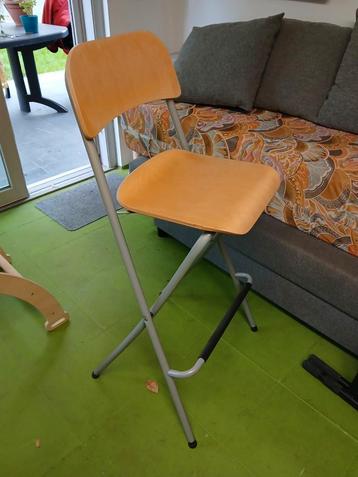 Opvouwbare barkruk beschikbaar voor biedingen