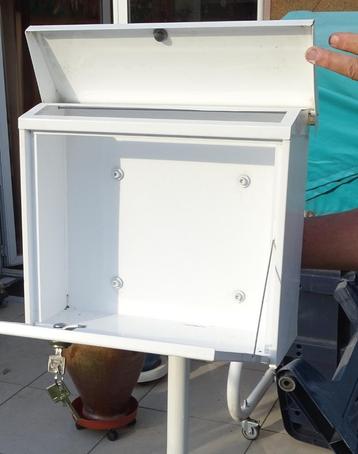 boite aux lettres avec pied beschikbaar voor biedingen
