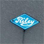 SP0879 Speldje Riley, Collections, Broches, Pins & Badges, Utilisé, Enlèvement ou Envoi