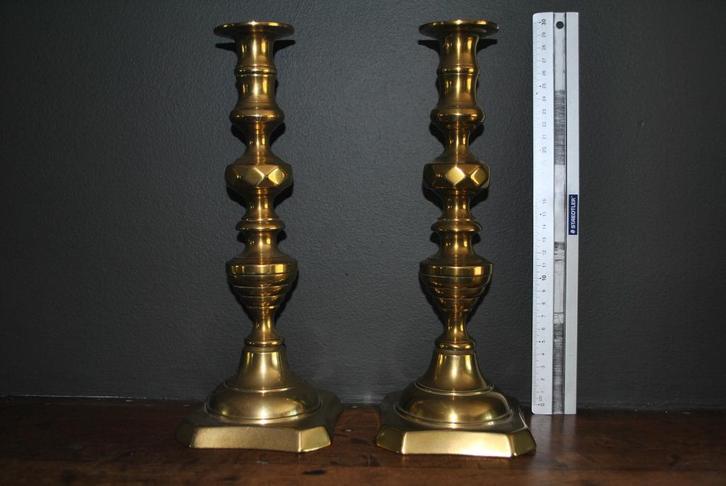 2 oude neogotische kandelaars in koper of verguld messing, Antiek en Kunst, Antiek | Kandelaars, Koper of Brons, Ophalen of Verzenden