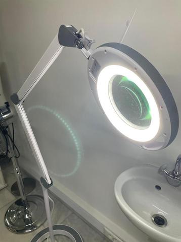 Loupe led sur pied + fixation table, Enlèvement, Comme neuf, Loupe