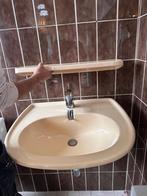 Lavabo vintage jaren 70, met porseleinen legboord en kraan., Doe-het-zelf en Bouw, Sanitair, Ophalen of Verzenden, Kraan
