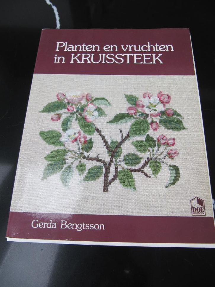 boek met planten en vruchten in kruissteek met 63 patronen, Hobby en Vrije tijd, Borduren en Borduurmachines, Gebruikt, Patroon