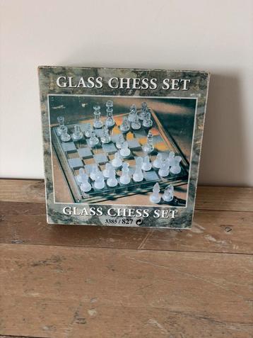 Glazen schaakspel beschikbaar voor biedingen