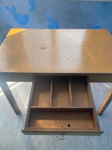 Klein houten vintage bureau met schuif, Huis en Inrichting, Bureaus, Ophalen, Gebruikt