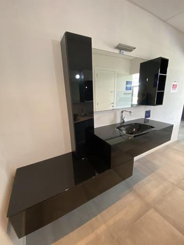Badkamermeubel met spiegel, kraan en lavabo beschikbaar voor biedingen