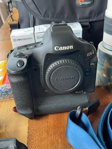 Fotoapparatuur en divers fotomateriaal beschikbaar voor biedingen