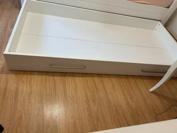 Bedlade beschikbaar voor biedingen