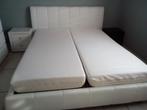 Wit bed van imitatieleer + 2 lattenbodems, 160 cm, Metaal, Wit, Zo goed als nieuw