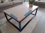 Massief eiken salontafel met zwart stalen onderstel., Huis en Inrichting, Ophalen, Zo goed als nieuw