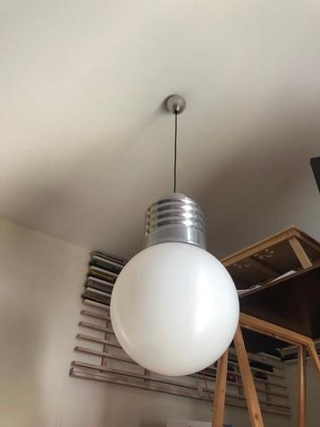 Suspension design en forme d’ampoule géante 