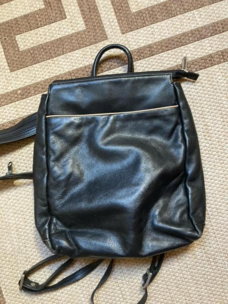 Rugzak-handtas in zwart leder, Handtassen en Accessoires, Tassen | Damestassen, Zo goed als nieuw, Handtas, Zwart, Ophalen of Verzenden