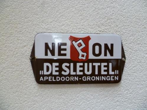 EMAILLE DEURPOST BORDJE''NEON DE SLEUTEL''UIT JAREN 60, Verzamelen, Merken en Reclamevoorwerpen, Zo goed als nieuw, Reclamebord