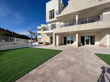 Moderne luxe benedenwoning met voor- en achtertuin, Spanje