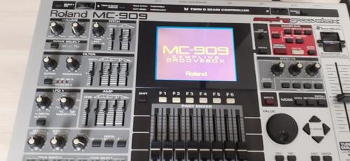 Roland MC 909 sampling groovebox, Muziek en Instrumenten, Synthesizers, Gebruikt, Overige aantallen, Roland, Met midi-aansluiting