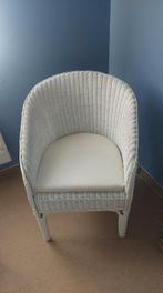 Witte rieten stoel met kussen, Huis en Inrichting, Stoelen, Ophalen, Zo goed als nieuw