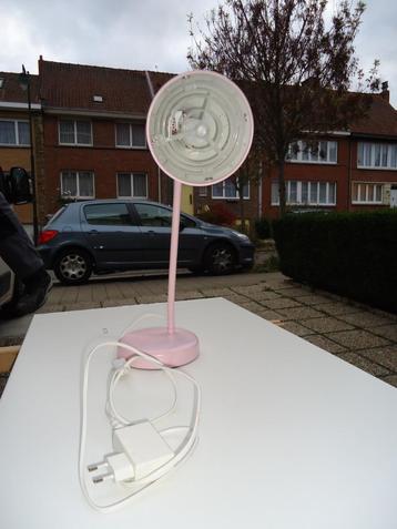 Lichtroze werklamp van SNÖIG in uitstekende staat. beschikbaar voor biedingen