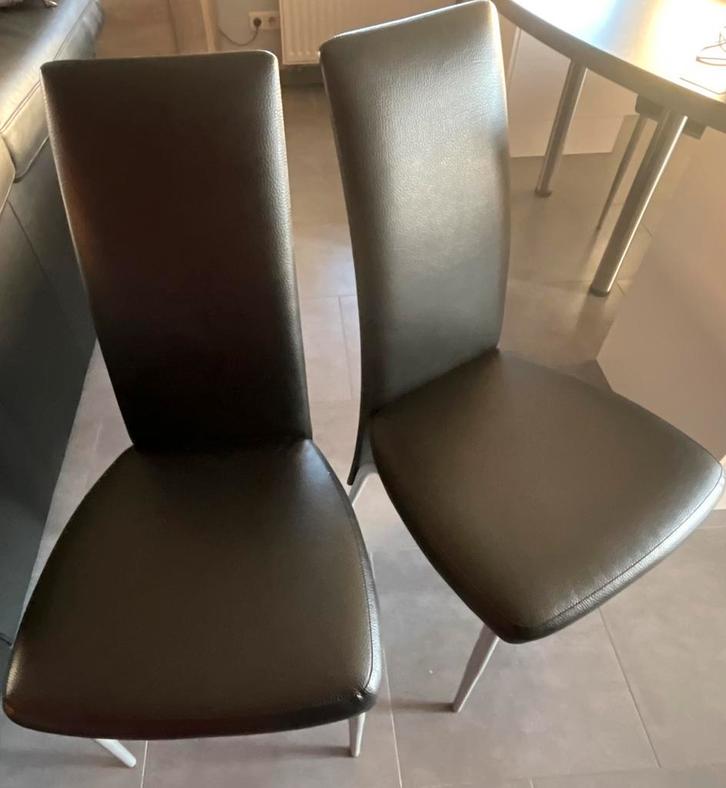 Twee moderne eetkamerstoelen – zwart lederlook, Huis en Inrichting, Stoelen, Gebruikt, Twee, Leer, Metaal, Zwart, Ophalen