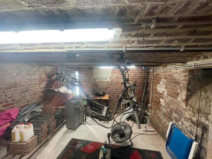 Sym 2 takt kader met papieren moet snel weg !!, Fietsen en Brommers, Brommeronderdelen | Algemeen, Gebruikt, Frame, Ophalen