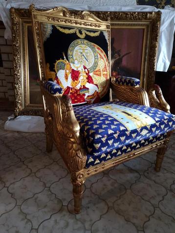 Fauteuil Gianni Versace Bois or et tissus Versace. beschikbaar voor biedingen