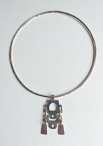Collier fantaisie rigide en métal avec un pendentif, Bijoux, Sacs & Beauté, Avec pendentif, Utilisé, Enlèvement ou Envoi, Argent