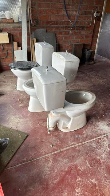 Gratis 3 WC ‘s in goede staat beschikbaar voor biedingen