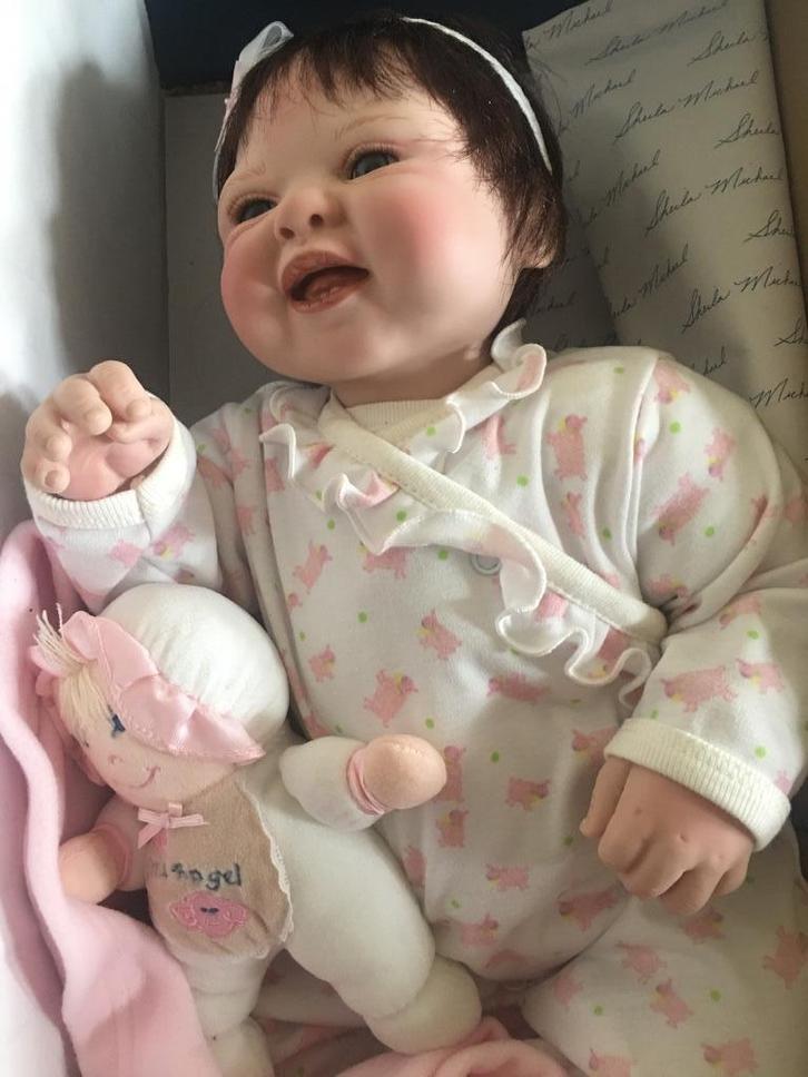 Prachtige pop “Dolly” van Sheila Michael, Verzamelen, Poppen, Zo goed als nieuw, Pop, Levensecht of Reborn, Ophalen of Verzenden