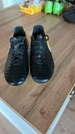 Voetbalschoenen met ijzeren noppen ( maat 39 ), Sport en Fitness, Voetbal, Ophalen of Verzenden, Zo goed als nieuw