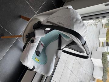 Maxi cosi nuna pipa, next base, regenhoes,  beschikbaar voor biedingen