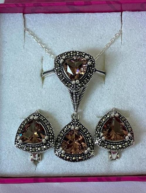 Prachtige zilveren setje met kleurveranderende Zultaniet, Handtassen en Accessoires, Oorbellen, Nieuw, Knopjes of Stekers, Zilver