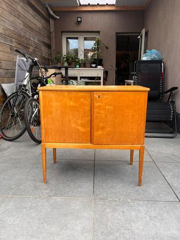 Vintage meuble en bois beschikbaar voor biedingen