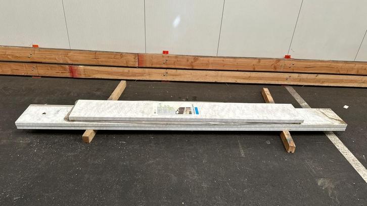 Kunststof vensterbank decor, Doe-het-zelf en Bouw, Plinten en Afwerking, Gebruikt, Vensterbanken, Kunststof, 250 cm of meer, Ophalen