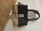 Kleine beige en zwarte tas van Guess, Handtassen en Accessoires, Tassen | Damestassen, Ophalen, Gebruikt, Beige, Handtas