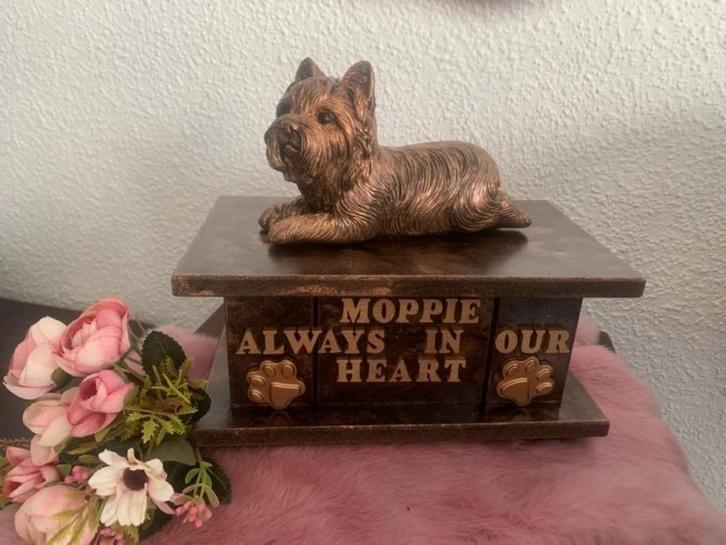 Hondenurn met Yorkshire Terriër beeldje als handgemaakte set, Dieren en Toebehoren, Honden-accessoires, Nieuw, Verzenden