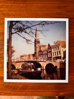 1x Fine art print – Pieterskerk Leiden met gracht (ca. 1970), Ophalen of Verzenden, Zo goed als nieuw